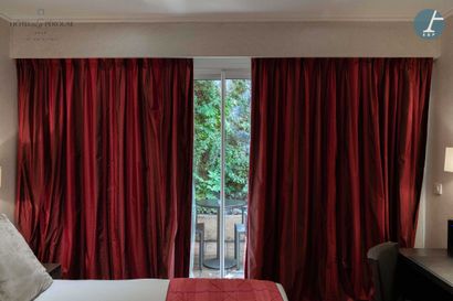 null En provenance de la chambre 510 - Paire de rideaux en tissu rouge à rayures

H...