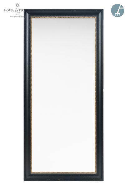 null Paire de miroirs rectangulaires en bois laqué noir à décor de frise d'acanthe.

H...
