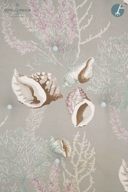 null Tête de lit en tissu capitonné gris à décors de coraux et coquillages.

H :...