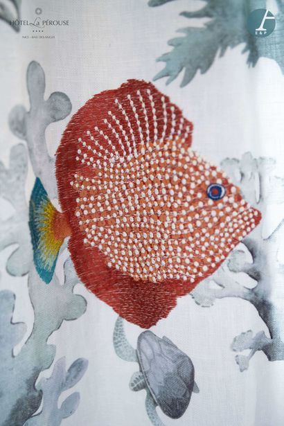 null Paire de rideaux en tissu blanc à décor de poissons exotiques brodés multicolores.

H...