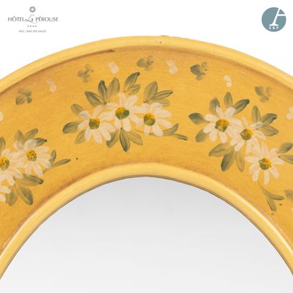 null Miroir ovale, cadre en bois peint à décor de fleurs blanches sur fond jaune.

H...