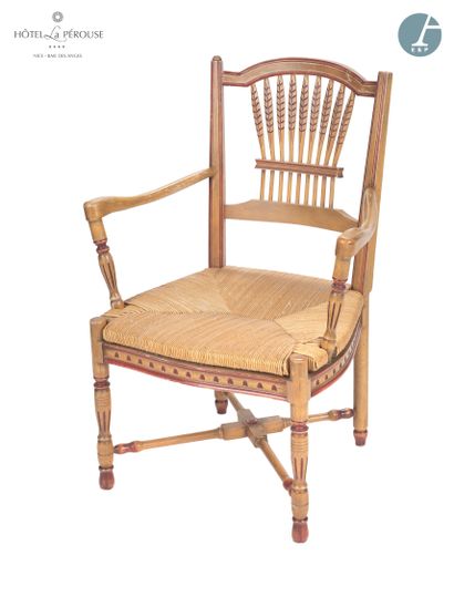 null Lot de 4 chaises et un fauteuil en bois naturel mouluré sculpté partiellement...