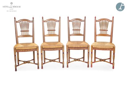 null Lot de 4 chaises et un fauteuil en bois naturel mouluré sculpté partiellement...