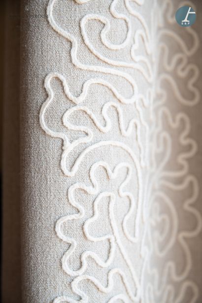 null En provenance de la chambre 307 - Paire de rideaux en tissu beige à décor brodé...
