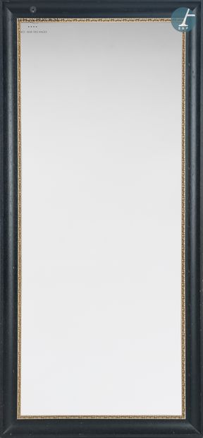 null Paire de miroirs rectangulaires en bois laqué noir à décor de frise d'acanthe.

H...