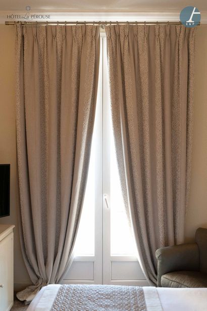 null En provenance de la chambre 307 , une paire de rideaux en tissu beige à décor...