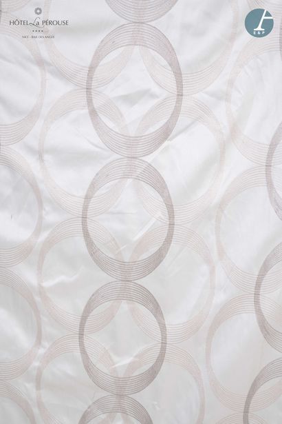 null Paire de rideaux en tissu satiné beige à décor d'anneaux entrelacés 

H : 290cm...