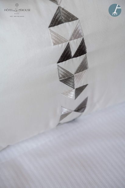 null En provenance de la chambre 305 - Paire de rideaux en tissu satiné blanc à décor...