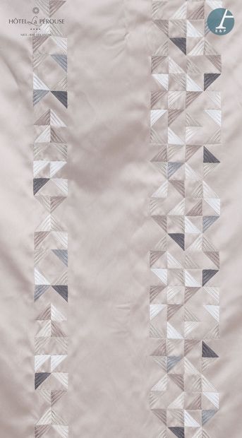 null Paire de rideaux en tissu satiné beige à décor de triangles blancs, gris, marron...