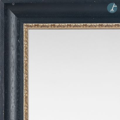 null Lot de 3 miroirs rectangulaires, cadre en bois laqué noir à décor de frise géométrique.

H...