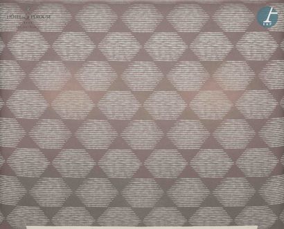 null En provenance de la Chambre 415 - Tête de lit en tissu gris à décors d'hexagones

H...