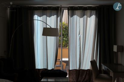 null En provenance de la chambre 414 , une paire de rideaux en tissu gris à décor...