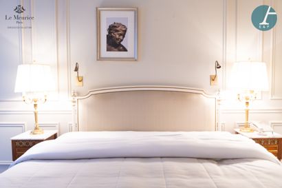 null En provenance de l'Hôtel Le Meurice - Chambre 310 



Tête de lit en bois mouluré...