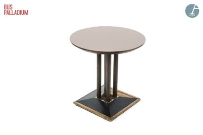 null Table basse en bois stratifié marron, le plateau circulaire reposant sur quatre...