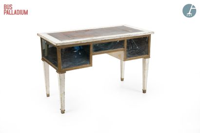 null From the Palladium Bus



White and gilded lacquered wood desk opening with...
