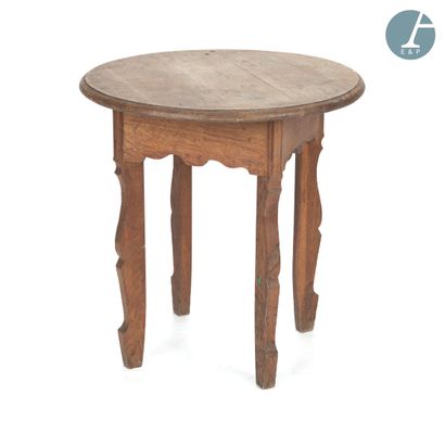 Table ronde en bois naturel mouluré et sculpté,...