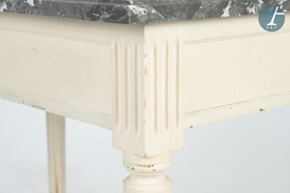 null Table en bois mouluré et sculpté laqué blanc, plateau en marbre gris

Style...