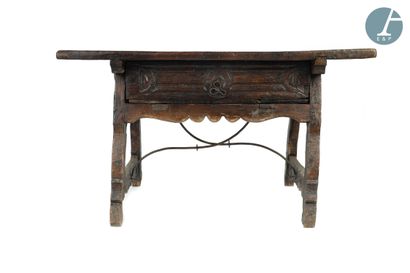 null 
Table rustique en bois naturel mouluré et sculpté, pieds reliés par deux entretoises,...