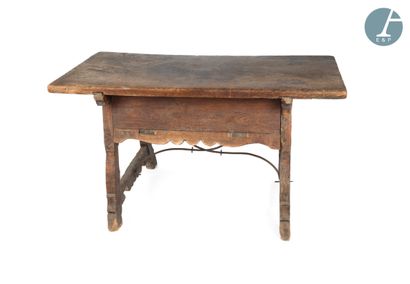 null 
Table rustique en bois naturel mouluré et sculpté, pieds reliés par deux entretoises,...