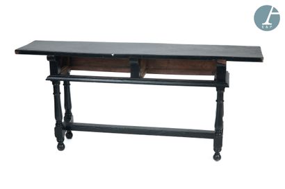 null 
Table-console en bois mouluré et sculpté laqué noir, pieds en forme de balustres...