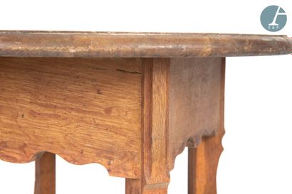 null Table ronde en bois naturel mouluré et sculpté, piètement en forme de balustres.

Etat...