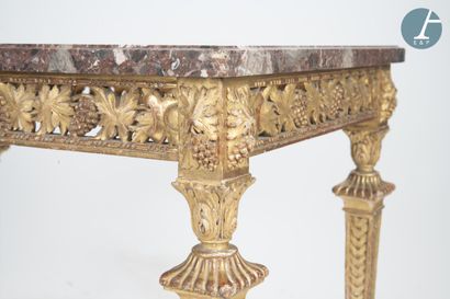 null 
Table en bois naturel mouluré sculpté et doré, pieds gaine reliés par une entretoise...