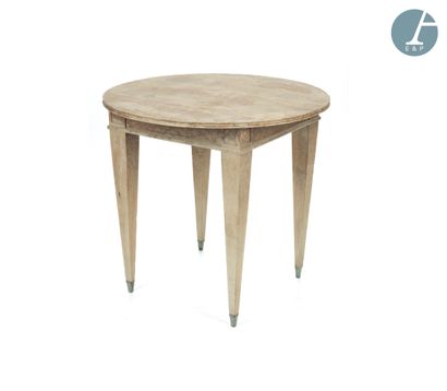 Table ronde en bois naturel mouluré et sculpté,...