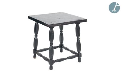 null 
Lot de trois tables d'appoint carrée en bois laqué noir, piètement en bois...