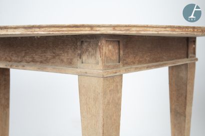 null Table ronde en bois naturel mouluré et sculpté, pieds gaine.

Etat d'usage

H...