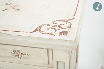 null 
Paire de tables de chevet en bois mouluré sculpté, laqué blanc, à décor de...