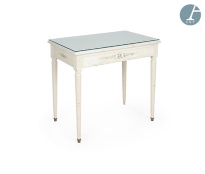 null Table bureau en bois naturel mouluré et sculpté rechampi blanc, plateau rectangulaire...