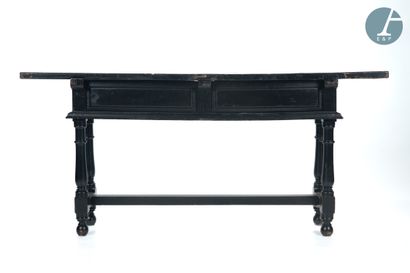 null 
Table-console en bois laqué noir, pieds en forme de balustres reliés par une...