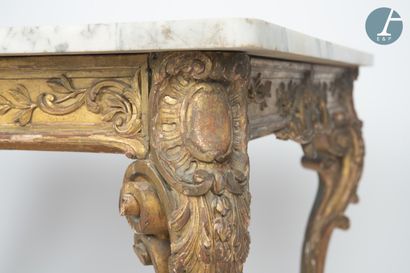 null Table en bois mouluré et sculpté à décor de feuillages et de coquilles, plateau...