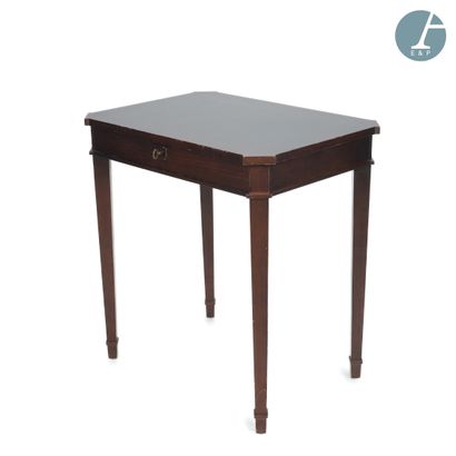null Petite table à écrire en bois teinté ouvrant par un tiroir en ceinture, plateau...
