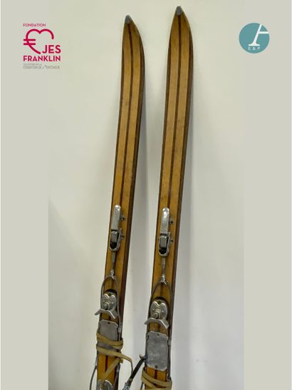 null 
From Petit Collège - Franklin



A pair of skis dating from the 70's, in wood.

Used...