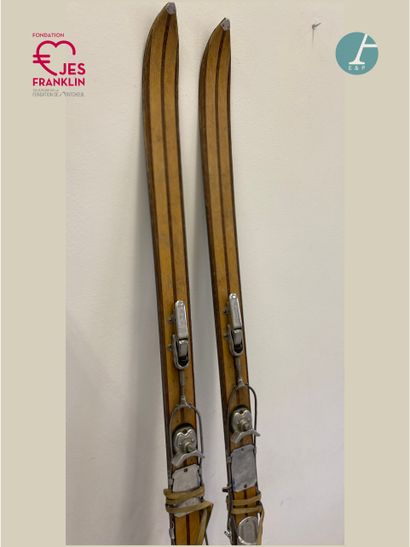null 
From Petit Collège - Franklin



A pair of skis dating from the 70's, in wood.

Used...