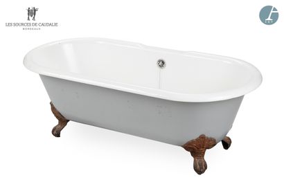 null From the Sources de Caudalie
White glazed earthenware bathtub inside and grey...