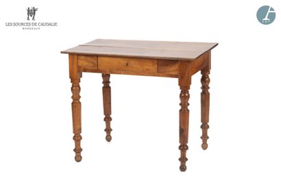 null En provenance des Sources de Caudalie - Chambre 50 "Le Dauphin" (Grange à Bateaux)
Table...