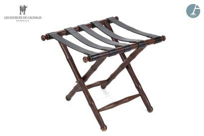 null From room 46 (Boat barn)
Folding luggage rack in natural wood, straps in black....