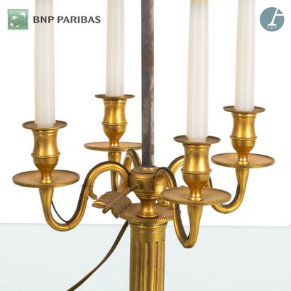 null Lampe bouillote en bronze doré, à quatre bras et abat-jour en tôle peinte.
Style...