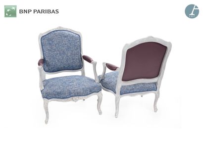 null Pair of armchairs, back to the queen, in molded and carved wood lacquered white,...