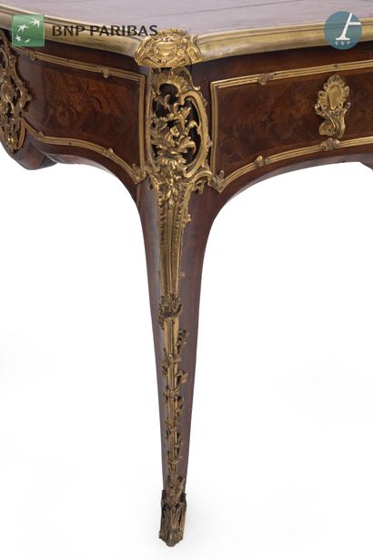 null Flat desk in marquetry of wood of end and amaranth, the moved belt opening with...