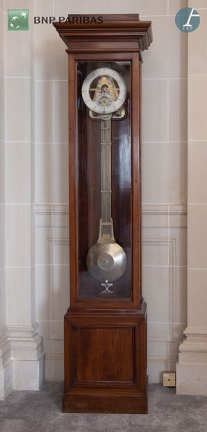 null Important floor regulator in molded mahogany, surmounted by a protruding cornice...