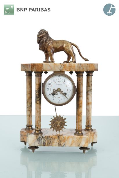 null Pendule portique en marbre jaune de Sienne et bronze doré, à décor d'un lion,...