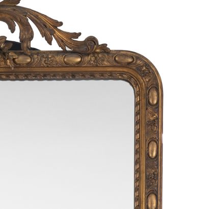 null Important miroir en bois doré, à décor de nœud de ruban et feuillage ; (accidents...