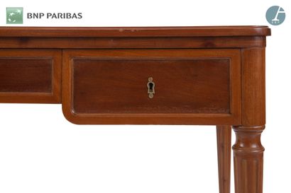 null LOT SOLD ON DESIGNATION
Flat desk in molded mahogany opening to three drawers,...