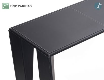 null MAXALTO
Eracle Series
Metal console covered with black leather with saddle stitching.
Rectangular...