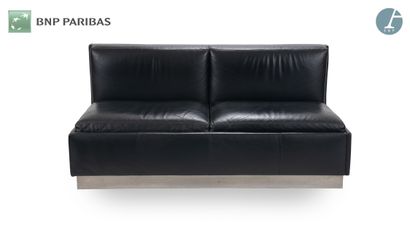 Black leather bench.
Metal side plate to...