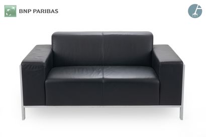 null Sofa two seats, silver metal base, black leather upholstery.

H : 60cm - W :...