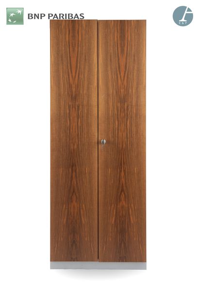 null SEDUS,
High cupboard,
Silver grey melamine body. Two wooden doors with lock....